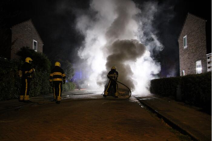 Vlammen sloegen uit geparkeerde auto