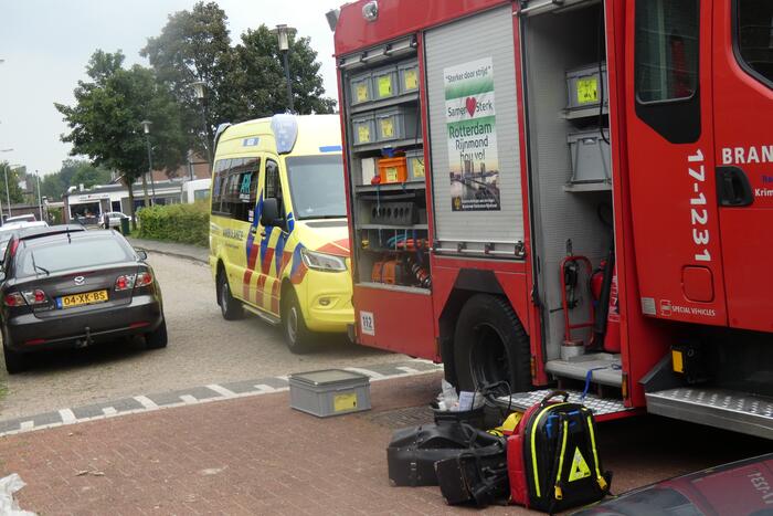 Jongen komt met voet tussen de spaken van fiets