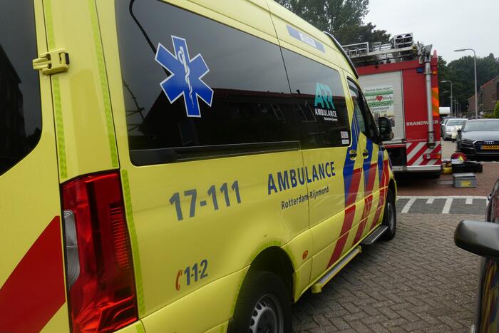 Jongen komt met voet tussen de spaken van fiets