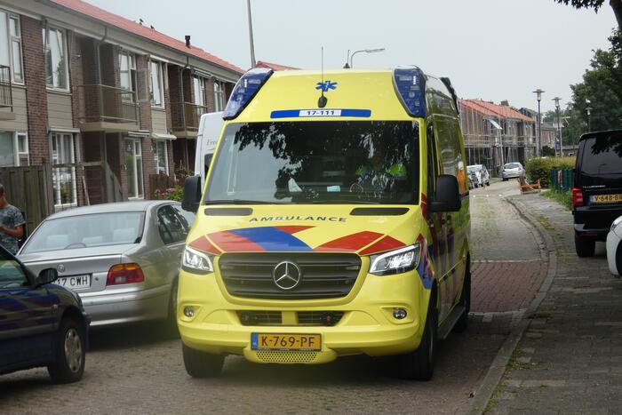Jongen komt met voet tussen de spaken van fiets