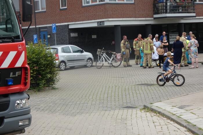 Jongen komt met voet tussen de spaken van fiets