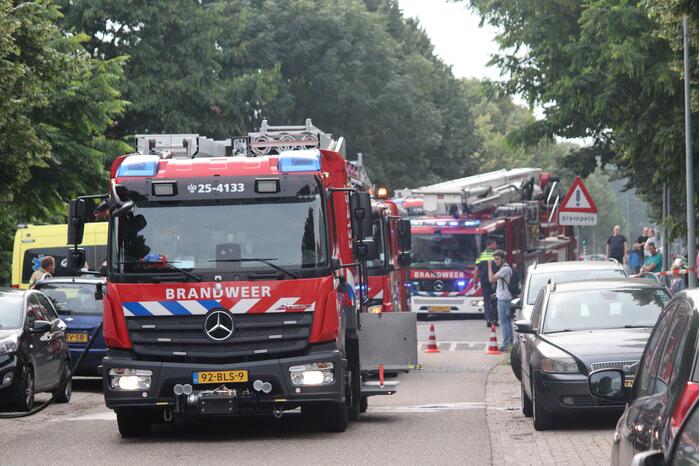 Brand in keuken slaat door naar dak