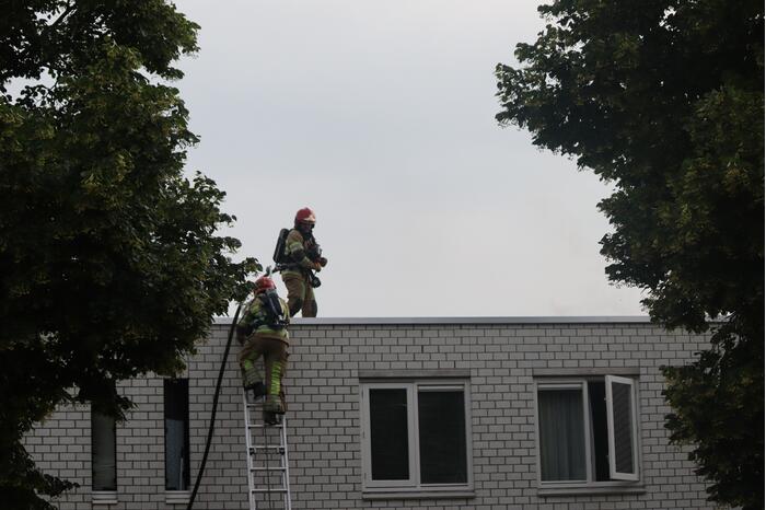 Brand in keuken slaat door naar dak