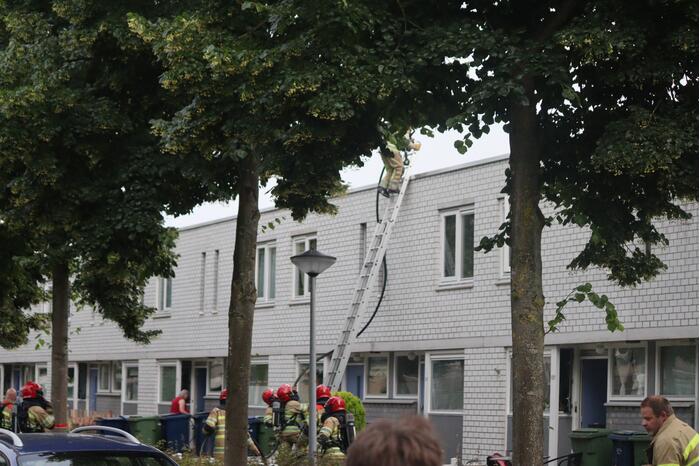 Brand in keuken slaat door naar dak