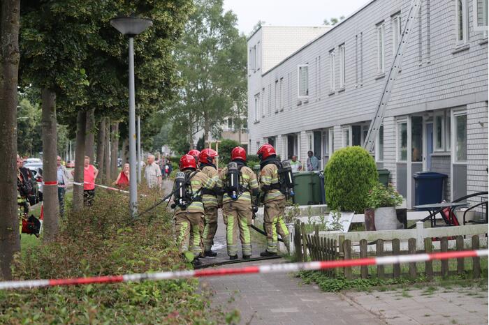 Brand in keuken slaat door naar dak