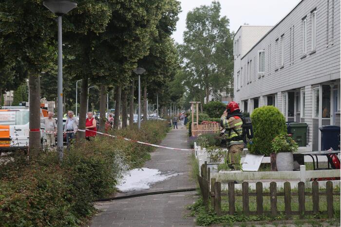 Brand in keuken slaat door naar dak