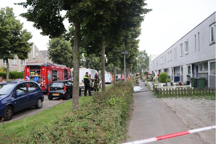 Brand in keuken slaat door naar dak