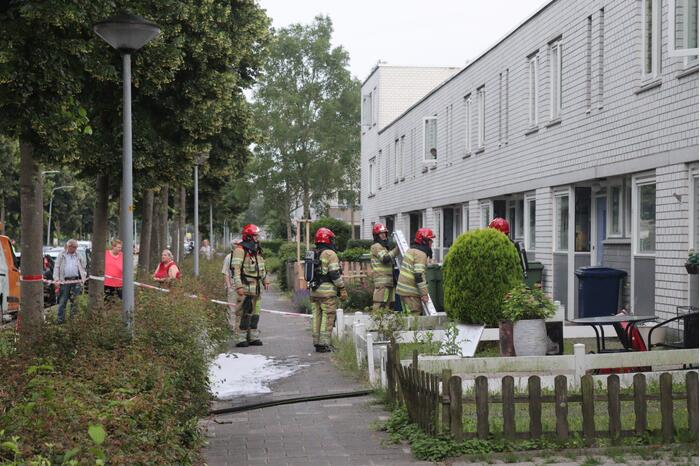 Brand in keuken slaat door naar dak