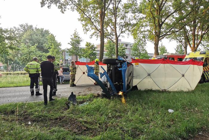 Zeer ernstig ongeval, auto op zijn kant