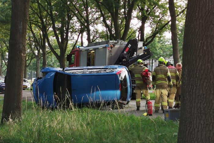 Zeer ernstig ongeval, auto op zijn kant