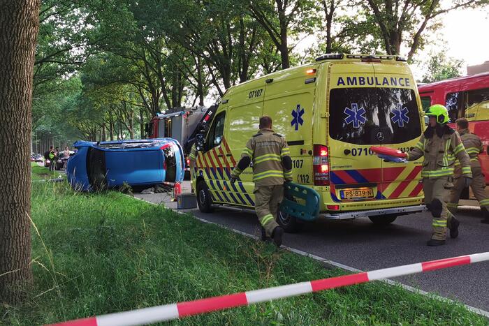 Zeer ernstig ongeval, auto op zijn kant