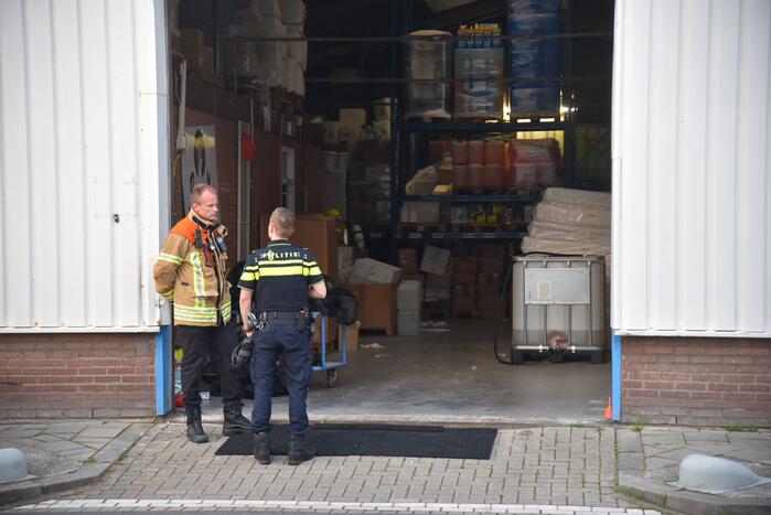 Hulpdiensten doen onderzoek naar drugslab melding in loods
