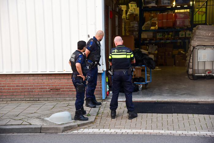 Hulpdiensten doen onderzoek naar drugslab melding in loods