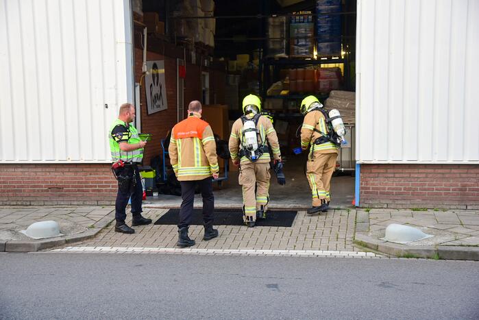 Hulpdiensten doen onderzoek naar drugslab melding in loods