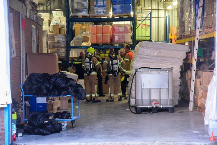 Hulpdiensten doen onderzoek naar drugslab melding in loods