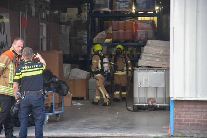 Hulpdiensten doen onderzoek naar drugslab melding in loods
