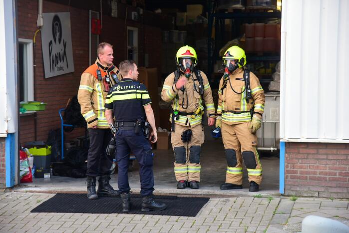 Hulpdiensten doen onderzoek naar drugslab melding in loods
