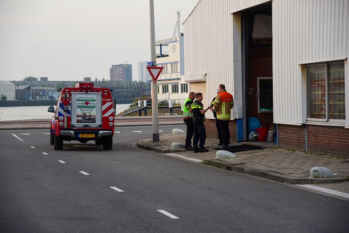 Hulpdiensten doen onderzoek naar drugslab melding in loods