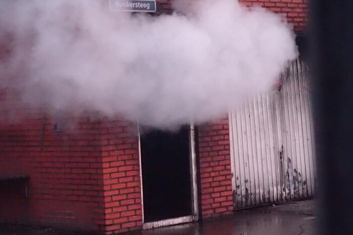 Brandweer blust brand in kelder van trainingscentrum