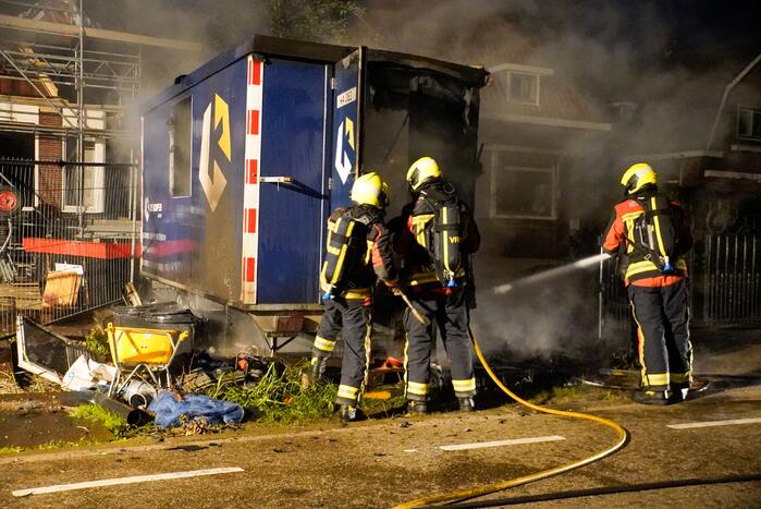Flinke brand in een dixi zet een bouwkeet er naast in brand