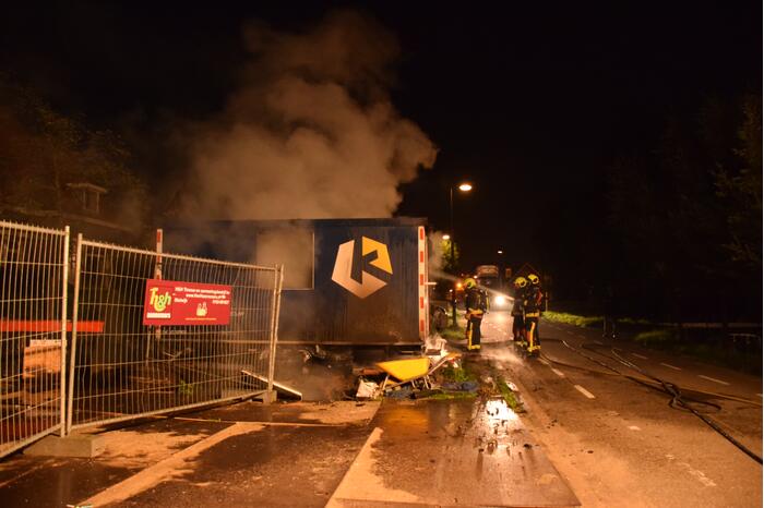 Flinke brand in een dixi zet een bouwkeet er naast in brand