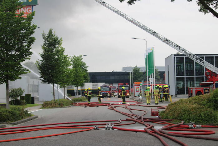 Grote uitslaande brand bij Groenland Kip