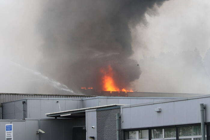 Grote uitslaande brand bij Groenland Kip