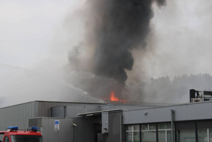 Grote uitslaande brand bij Groenland Kip
