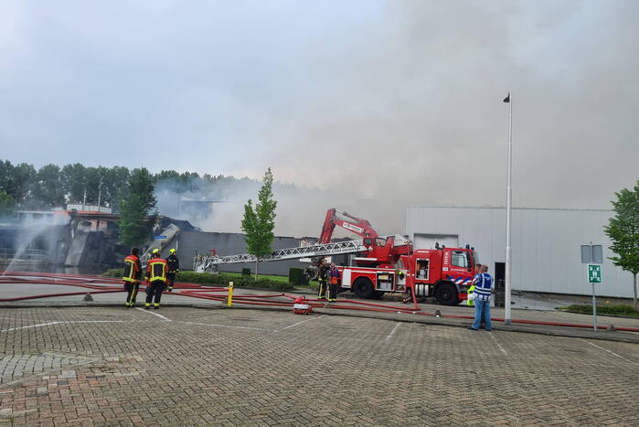Grote uitslaande brand bij Groenland Kip