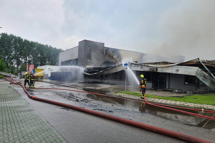 Grote uitslaande brand bij Groenland Kip