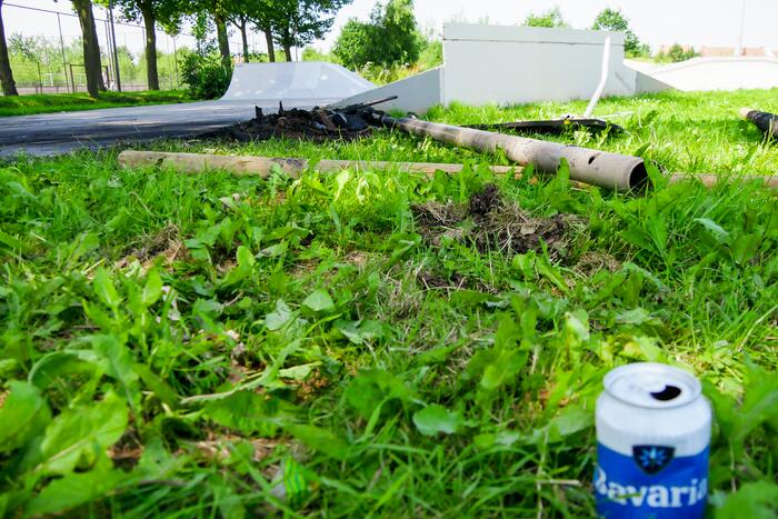 Jeugd maakt voor de tweede nacht oprij een puinhoop