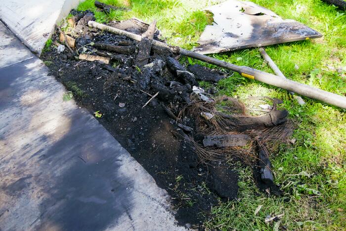 Jeugd maakt voor de tweede nacht oprij een puinhoop