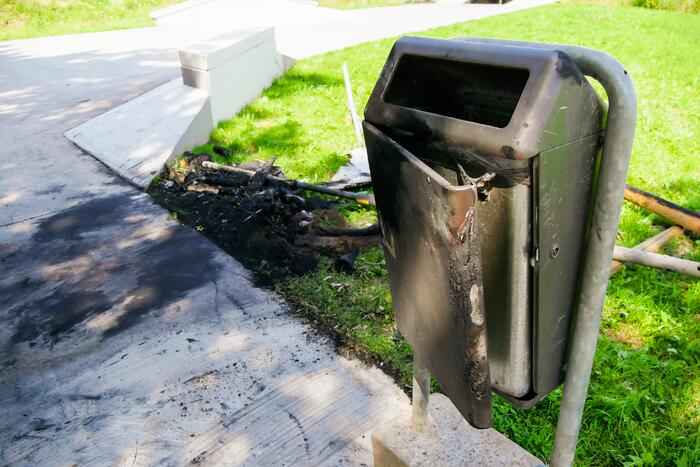 Jeugd maakt voor de tweede nacht oprij een puinhoop