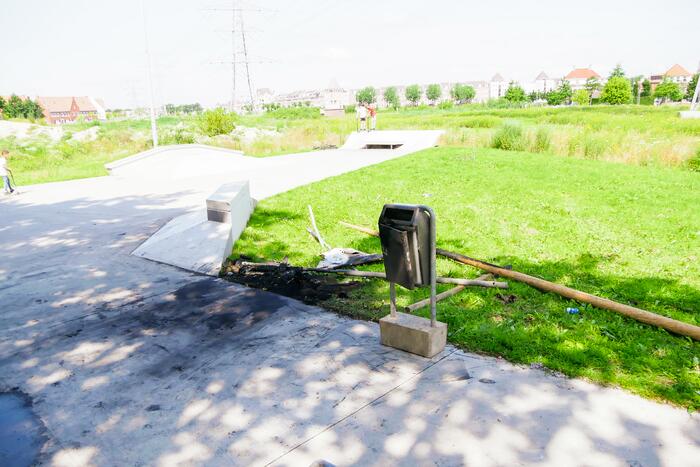 Jeugd maakt voor de tweede nacht oprij een puinhoop