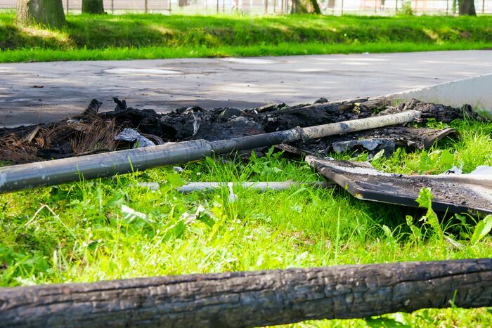 Jeugd maakt voor de tweede nacht oprij een puinhoop