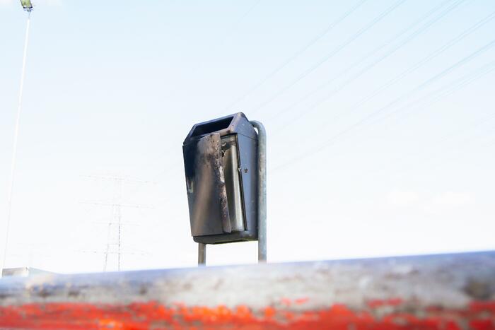 Jeugd maakt voor de tweede nacht oprij een puinhoop