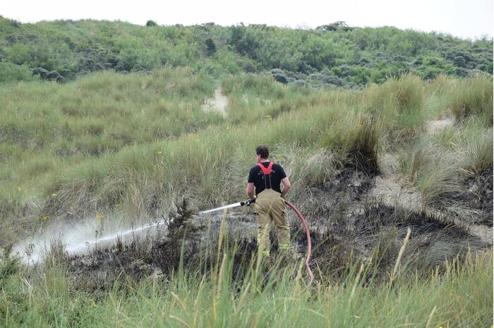 Brand in duinen van strand
