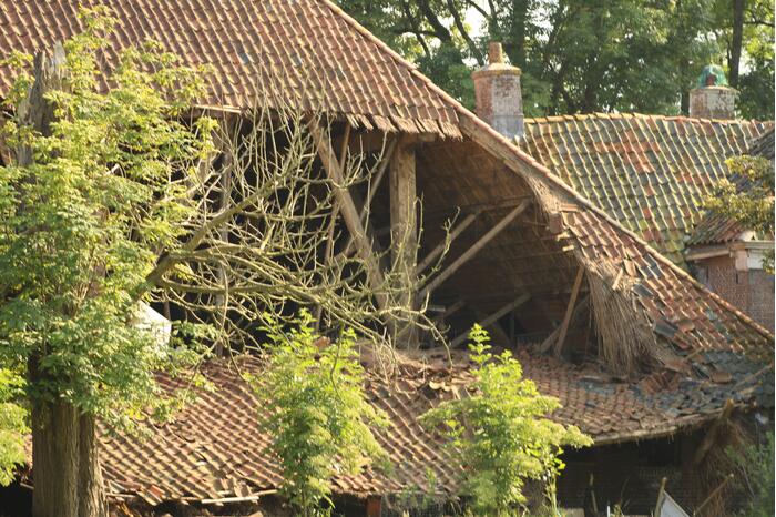 Dak van stal bij boerderij deels ingestort