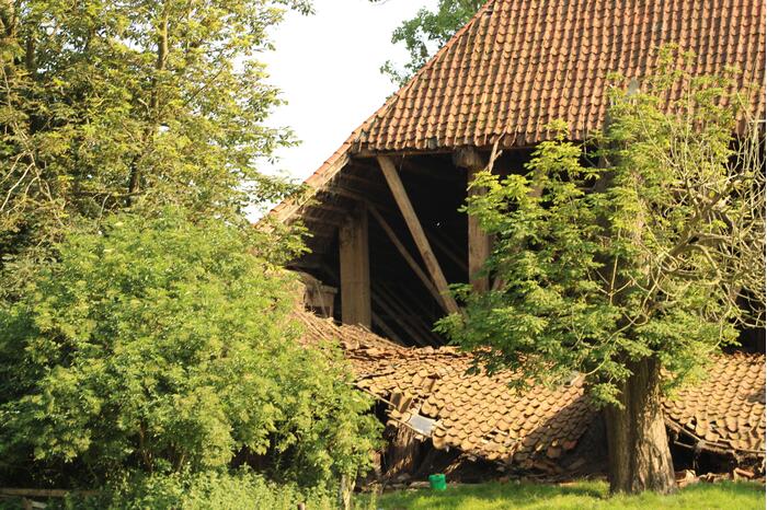 Dak van stal bij boerderij deels ingestort