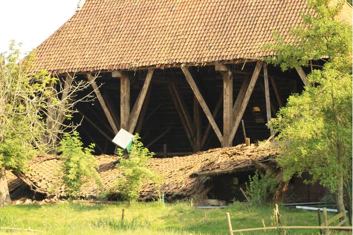 Dak van stal bij boerderij deels ingestort
