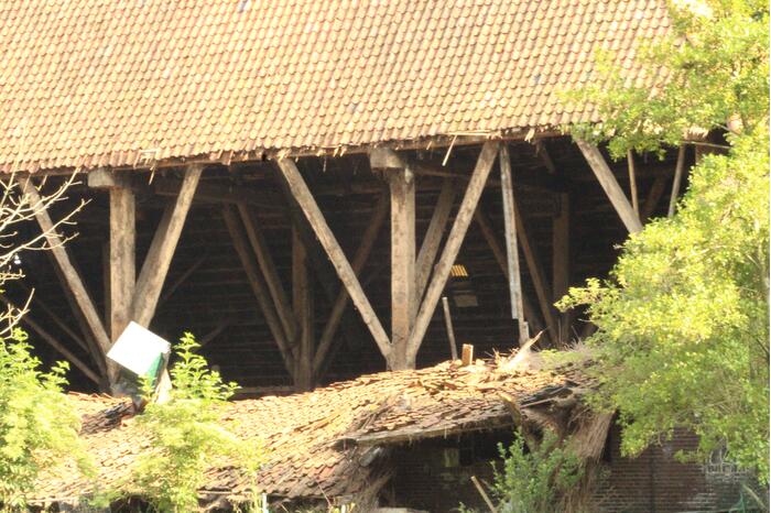 Dak van stal bij boerderij deels ingestort