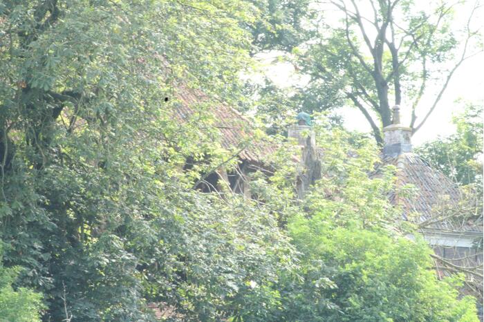 Dak van stal bij boerderij deels ingestort