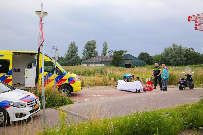 Scooterrijder en fietser botsen