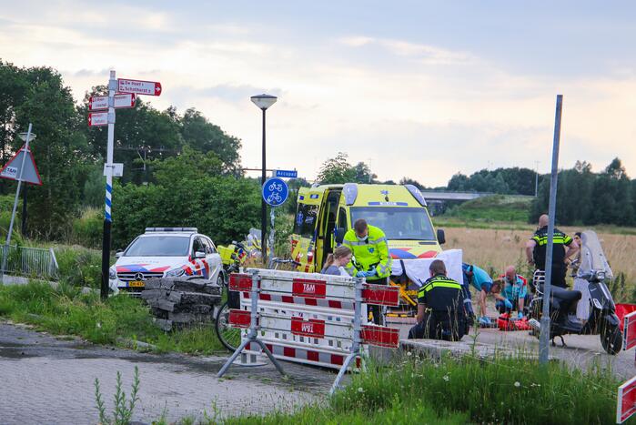 Scooterrijder en fietser botsen