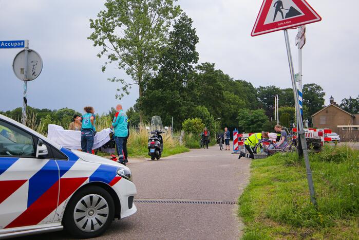 Scooterrijder en fietser botsen