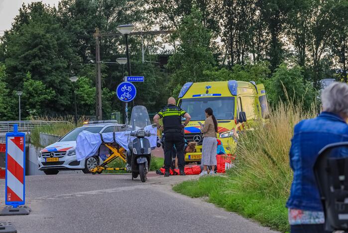 Scooterrijder en fietser botsen