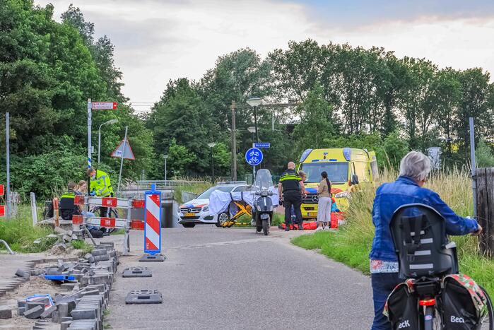 Scooterrijder en fietser botsen