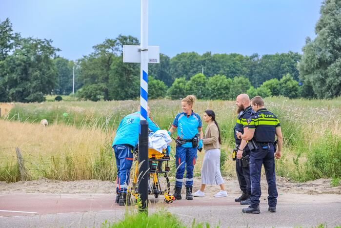 Scooterrijder en fietser botsen