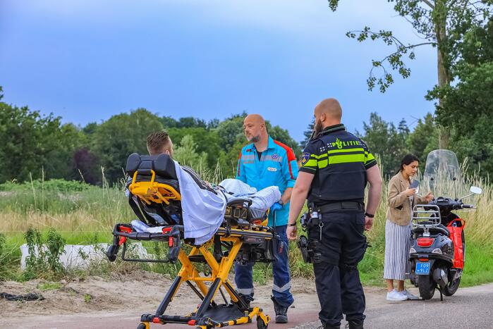 Scooterrijder en fietser botsen