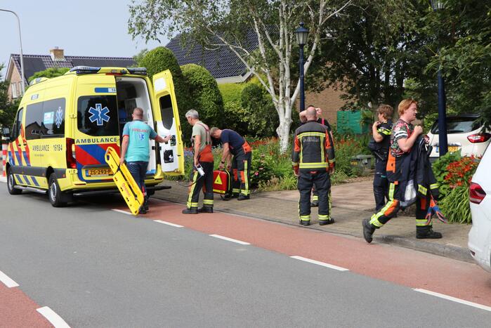 Man op vlot belandt in water